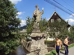 Velenice socha Nepomuckého.jpg