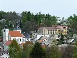 Kostel Narození Panny Marie a obecní úřad