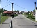 Náves s rybníčkem a autobusovou zastávkou