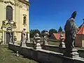 Hlavní vstup a rampa se sochami