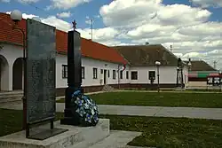 Partyzánský památník v centru obce