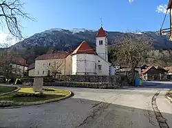 Náves s kostelem