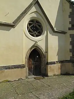 Gotický vstupní portál kostela sv. Mikuláše ve Velkých Žernosekách
