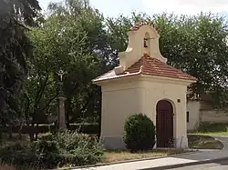 Velké Chvalovice - kaplička (2).JPG