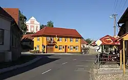 náves s obecním úřadem, v pozadí kostel