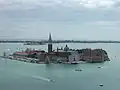 Ostrov, na kterém se nachází univerzitní knihovna je podobný ostrovu San Giorgio Maggiore v Benátkách.