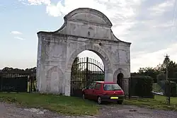Venkovská_usedlost_(brána),_Popovice_u_Jičína.JPG
