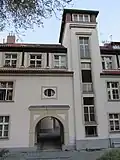 Vchod do "hlavní" budovy