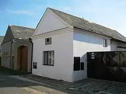Venkovský dům s pamětní deskou F. Hrubého (Strukov).JPG