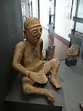 Keramická soška hráče míčové hry z okolí Veracruzu