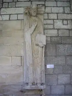 Socha svatého Saintina, prvního verdunského biskupa, v přilehlém klášteře