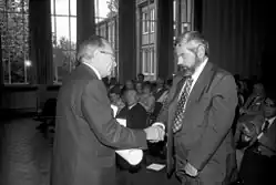 Harry Gordon Johnson přebírá Cenu Bernharda Harmse (1976)