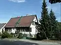 Dům se smrky