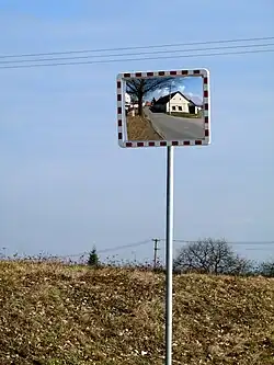 Dopravní konvexní zrcadlo (ČR, Vesce)
