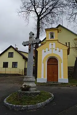 Kaple sv. Jana Nepomuckého na návsi a kříž