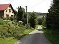 Příjezdová silnice do vsi, vlevo dům čp. 3