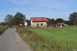 Domky Veselí u silničky do Hradčan