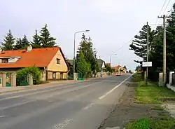 Šátalka, levá strana silnice patří k Vestci a pravá k Jesenici