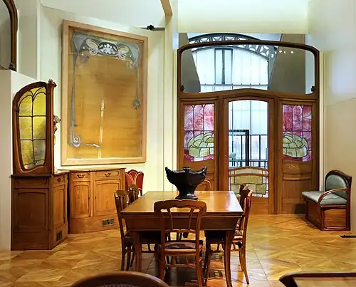 Nábytek v jídelně a nástěnný panel od Victora Horty z hotelu Aubecq (1899–1902), nyní v Musée d'Orsay