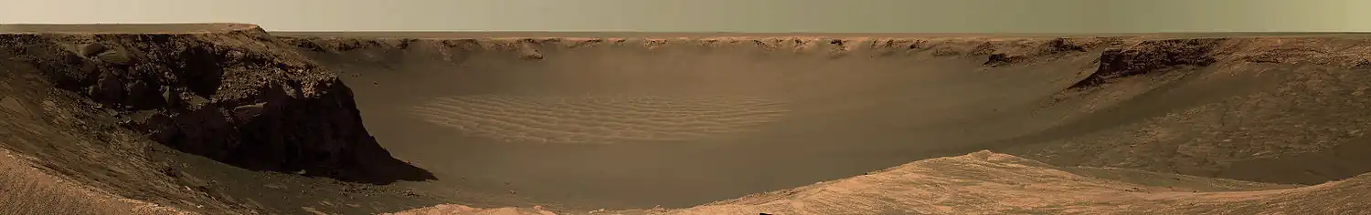 Panorama kráteru Victoria, vlevo se nacházejí útesy pojmenováné Cape Verde