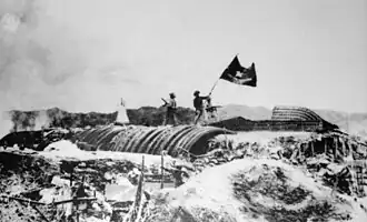 Vojáci Viet Minhu vztyčili svou vlajku nad dobytým francouzským velitelstvím v Dien Bien Phu (snímek ze sovětského filmu Vietnam režiséra Romana Karmena, 1955).