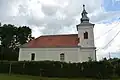 boční pohled na místní kostel