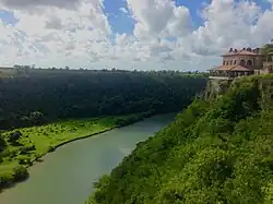 Pohled na řeku Chavón z Altos de Chavón