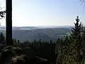 Z pěšinky po hraně skal jsou nádherné výhledy na okolí