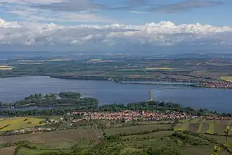 Střední a dolní nádrž, pohled z Děvína