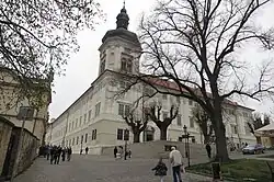 Severní průčelí s nárožní věží