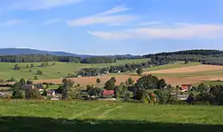 Nová Víska v pozadí nad Novou Vsí