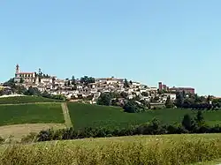 Vignale Monferrato s kostelem sv. Bartoloměje (vlevo) a kostelem Panny Marie Bolestné při klášteře servitů (vpravo)