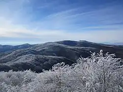 Pohled do sedla Tri podokna (vlevo) ze Sninské kamene