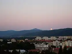 Pohled na vrch Vihorlat (uprostřed) z Humenného
