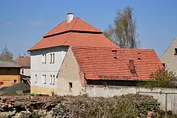 Zámek v hospodářském dvoře od jihu