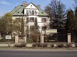 Klub sídlí ve Vile Adéla v Děčínské ulici