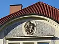 Detail medailonu s Madonou od Čeňka Vosmíka