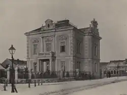 Pohled na hlavní průčelí z náměstí Svobody (1902)