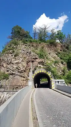 Hradní vrch se zbytky zdiva