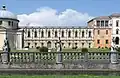 Levá barchessa u Villa Contarini v Piazzola sul Brenta.