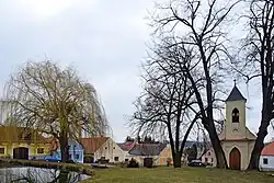 Kaple na návsi