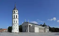 Pohled od JZ na katedrálu se zvonicí (kdysi hradební věž tzv. Dolního zámku)