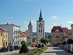 Vimperské náměstí Svobody se zvonicí a kostelem