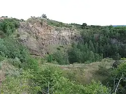 Vinařická hora, lomem obnažené nitro stratovulkánu