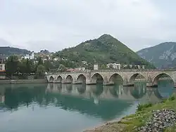 'Most na Drině', Most Mehmeda Sokoloviće ve Višegradu, dějiště vraždění bosňáckých civilistů.