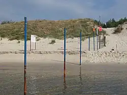 Zábrany nacházející se na polské straně asi 300 m před státní hranicí