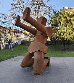 Pohled na sochu Vítač uprchlíků