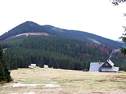 Tři vrcholy Vlčího hřebene od chaty Dvoračky