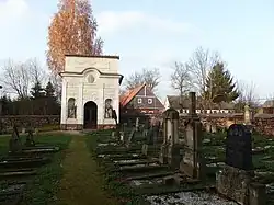 Hřbitov ve Vlčicích s hrobkou majitelů místního zámku.