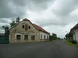 Dům č.p. 7 při křižovatce v západní části obce